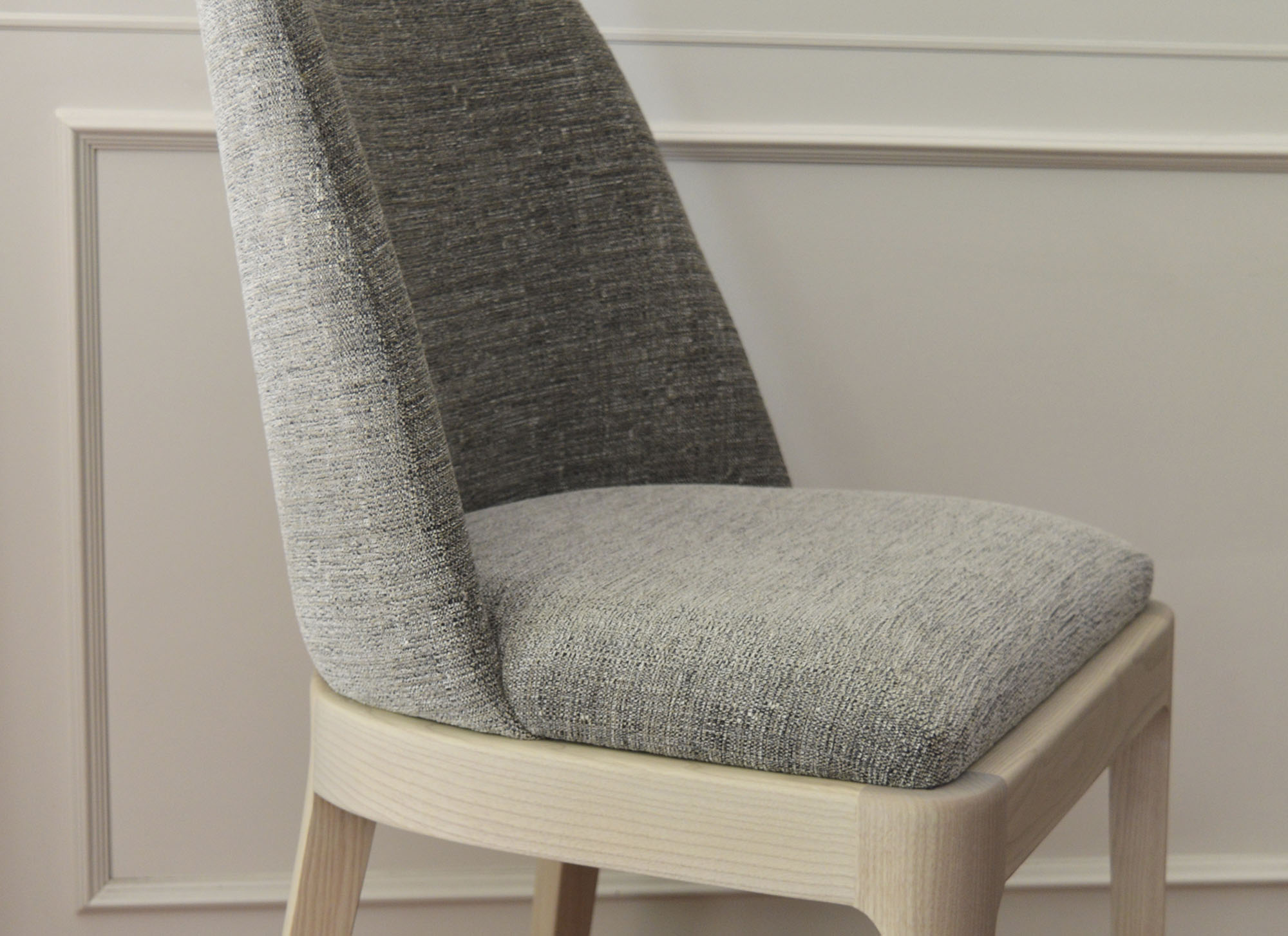 Silla curvada de diseño en fresno y tapizada - Arin y Embil