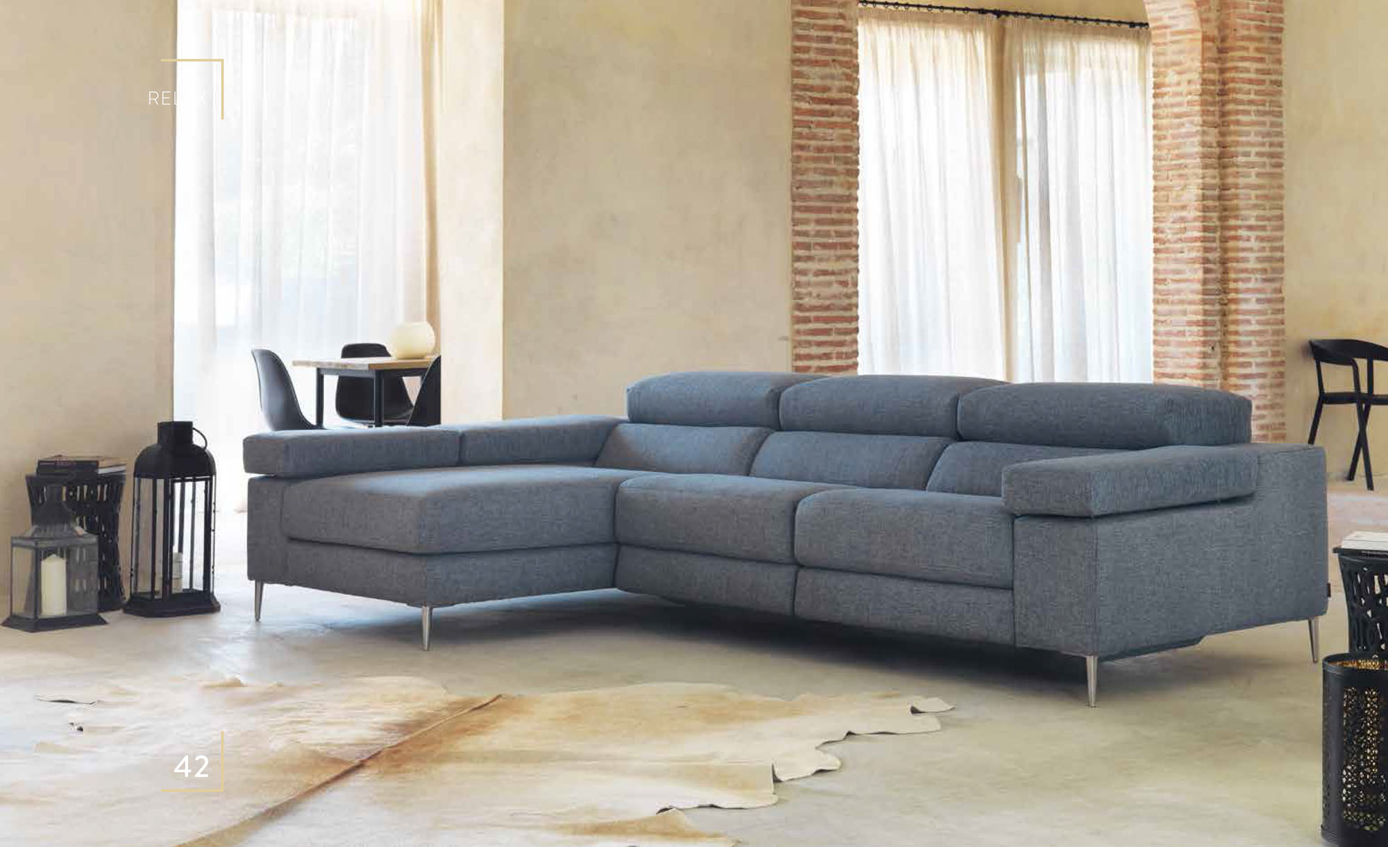 Sofá chaiselounge con patas y brazo reclinable - Arin y Embil