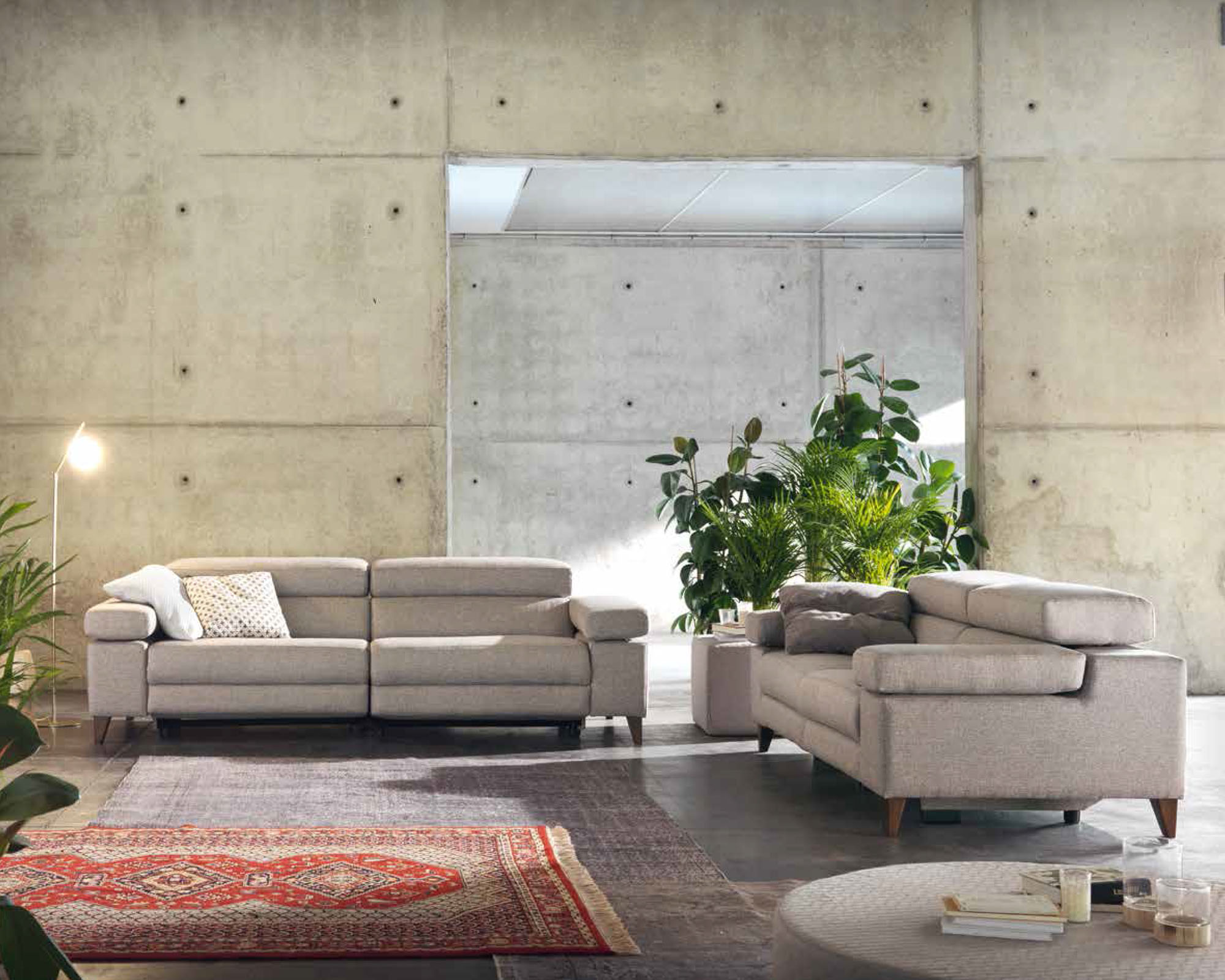 Sofá confort con brazo reclinable y tapizado - Arin y Embil