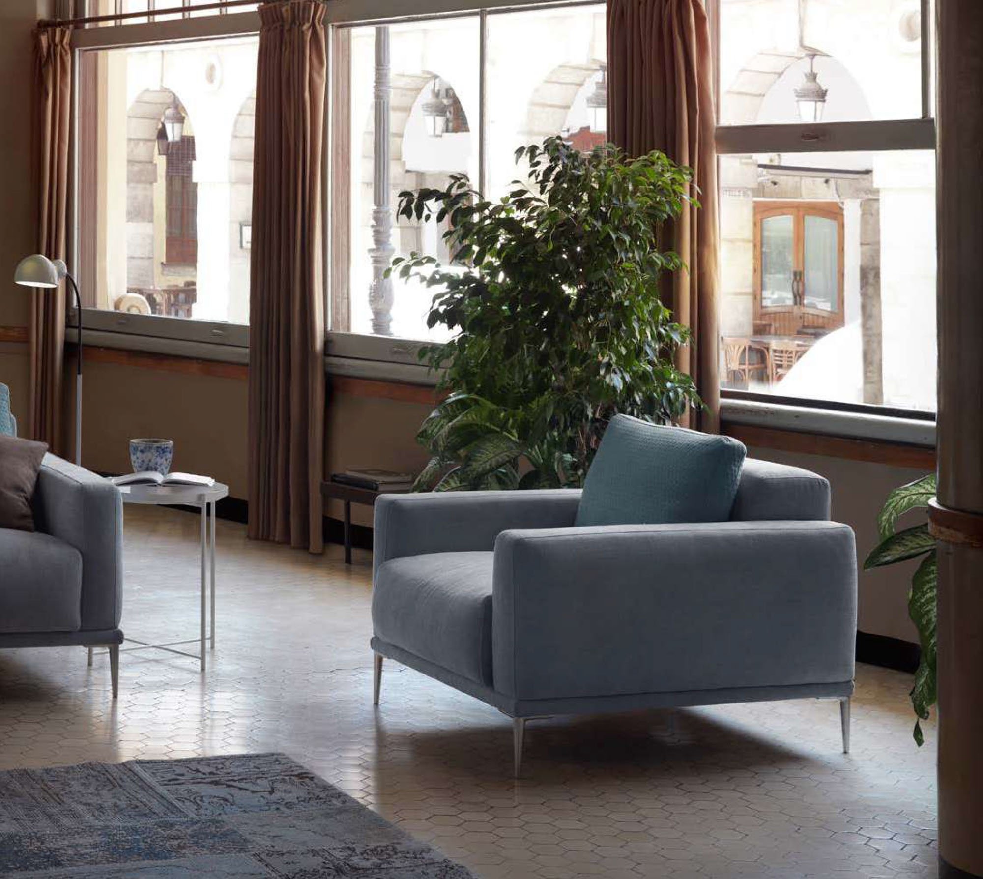 Butaca fija de diseño con patas - Arin y Embil