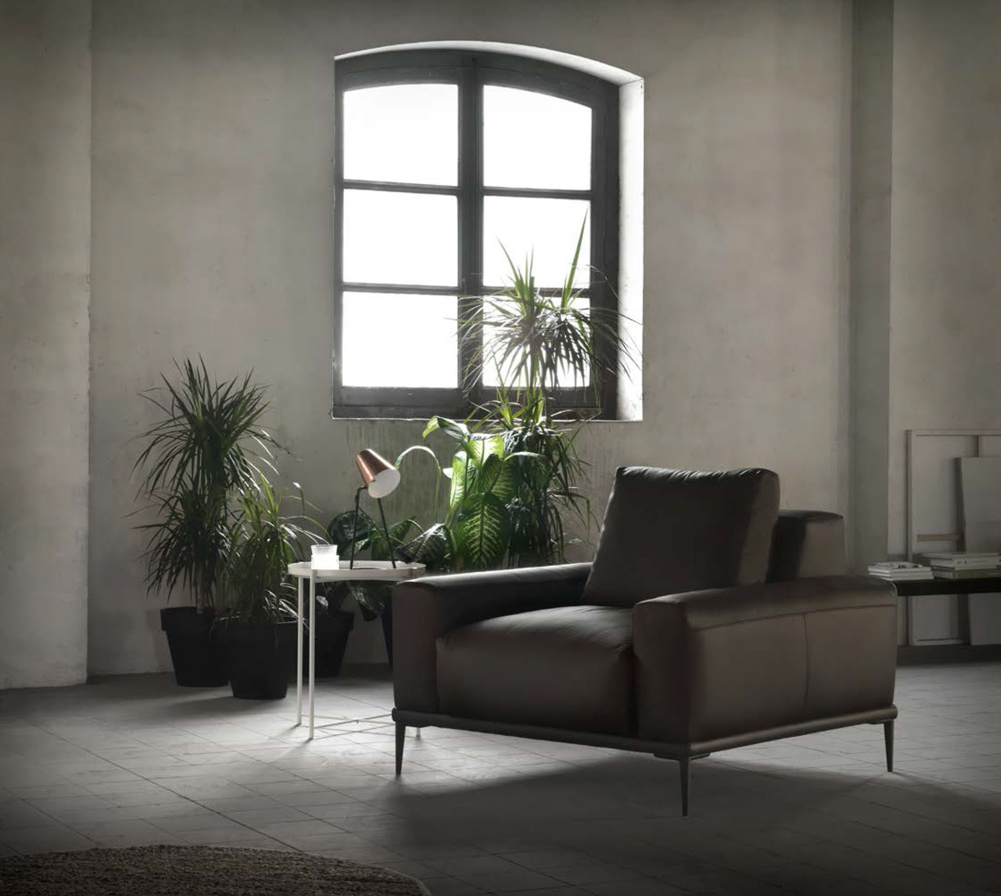 Butaca de piel de diseño con patas - Arin y Embil