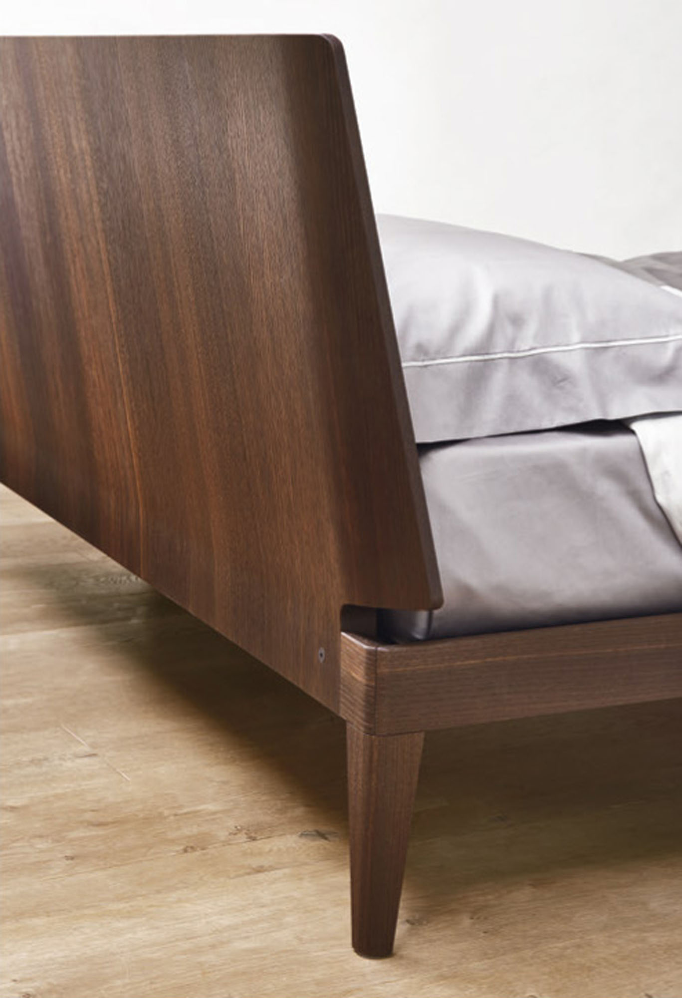 Dormitorio en madera de nogal - Arin y Embil