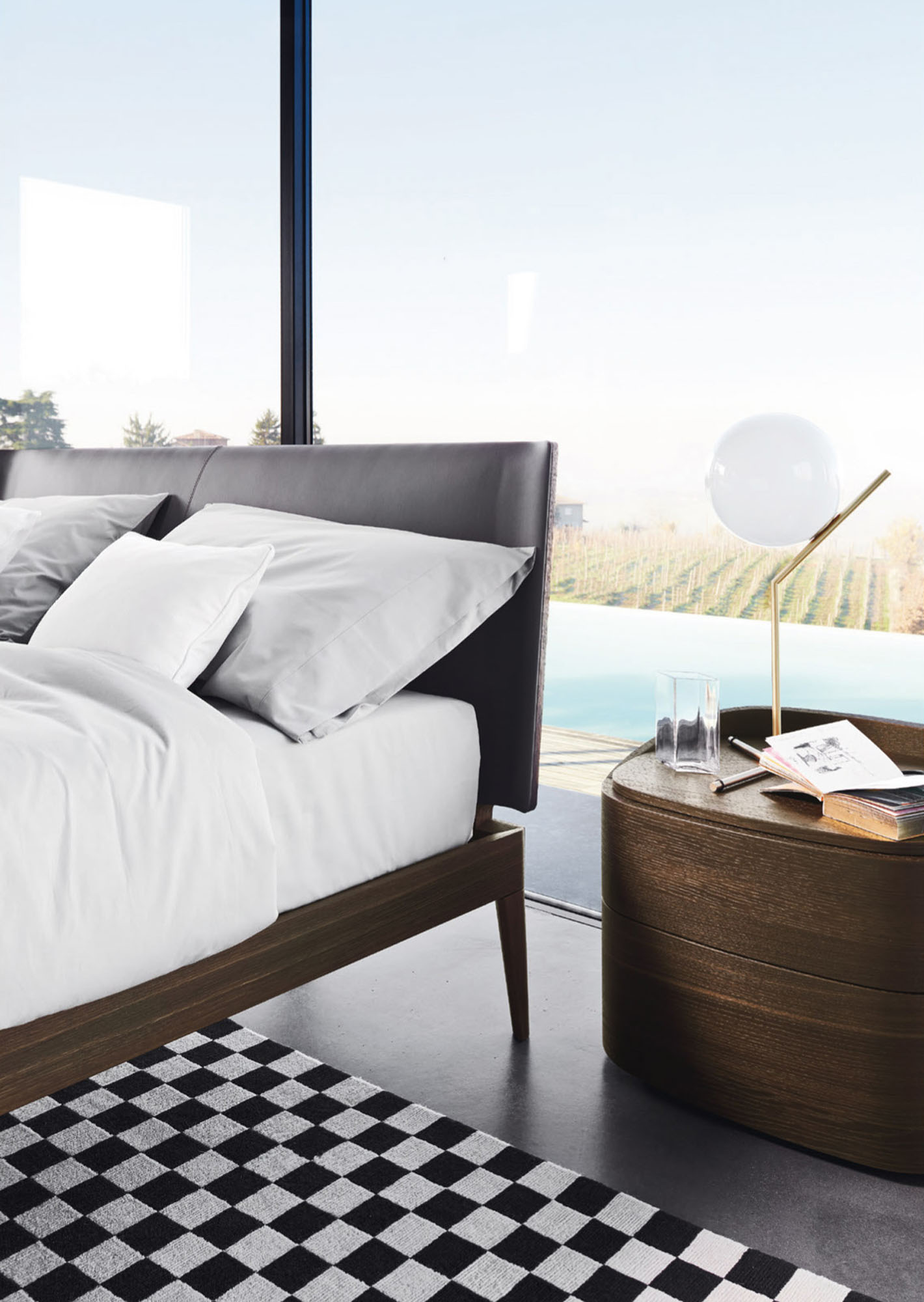 Dormitorio en madera de nogal y cabecero tapizado - Arin y Embil