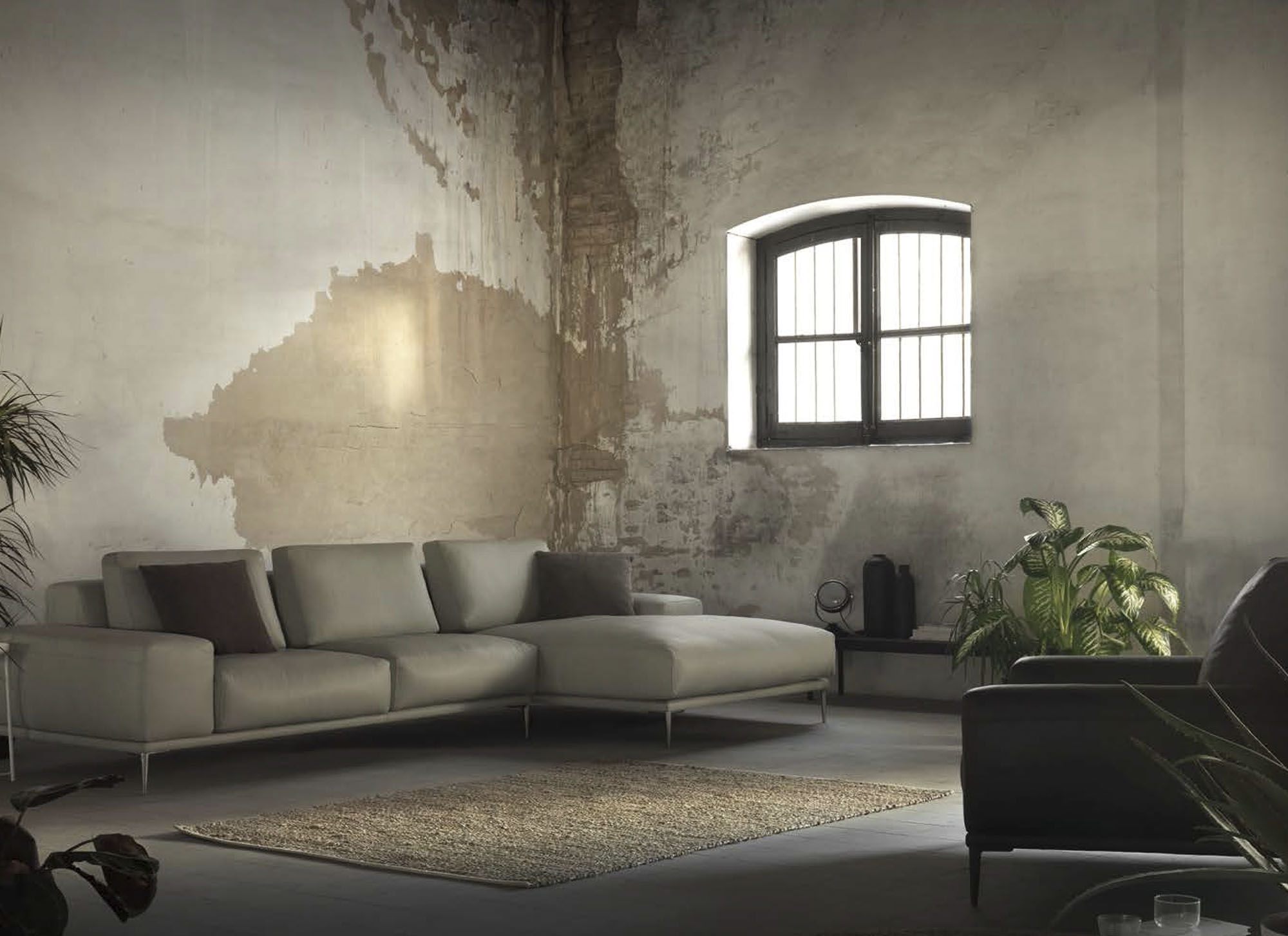 Sofá chaiselongue de piel con patas - Arin y Embil