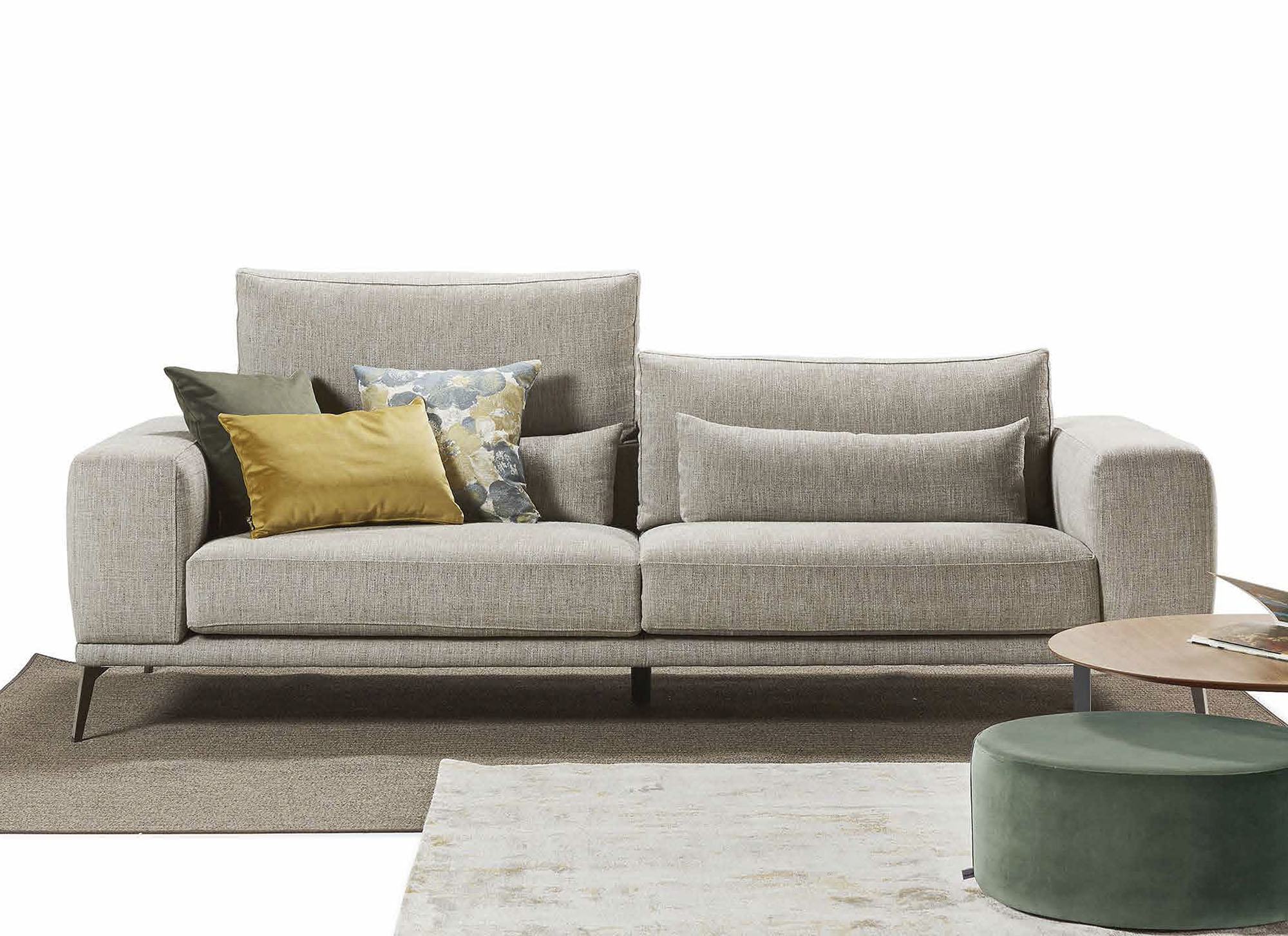 Sofá beige de diseño con patas y respaldo antideslizante - Arin y Embil